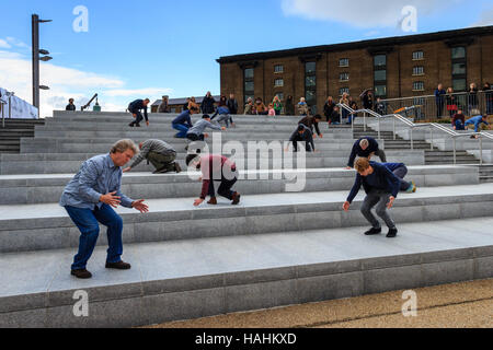 'Meltdown', ein Dance Umbrella öffentliche Aufführung in der Kornkammer Square, King's Cross, London, UK, September 2012. Stockfoto