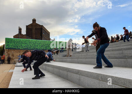 'Meltdown', ein Dance Umbrella öffentliche Aufführung in der Kornkammer Square, King's Cross, London, UK, September 2012. Stockfoto