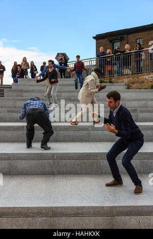 'Meltdown', ein Dance Umbrella öffentliche Aufführung in der Kornkammer Square, King's Cross, London, UK, September 2012. Stockfoto