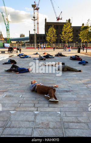 'Meltdown', ein Dance Umbrella öffentliche Aufführung in der Kornkammer Square, King's Cross, London, UK, September 2012. Stockfoto