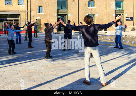 'Meltdown', ein Dance Umbrella öffentliche Aufführung in der Kornkammer Square, King's Cross, London, UK, September 2012. Stockfoto