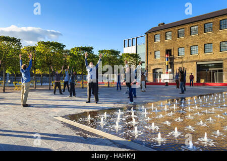 'Meltdown', ein Dance Umbrella öffentliche Aufführung in der Kornkammer Square, King's Cross, London, UK, September 2012. Stockfoto