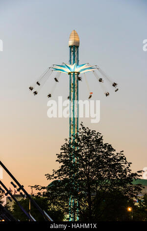 Swing Stühle auf einem hohen Turm auf einer Kirmes am Südufer der Themse, London, UK Stockfoto
