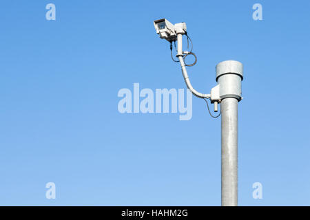 Überwachung. CCTV-Kamera vor blauem Himmel, Nottingham, England, Großbritannien Stockfoto