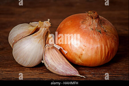 Nahaufnahme von Zwiebel und Knoblauch auf Holztisch Stockfoto