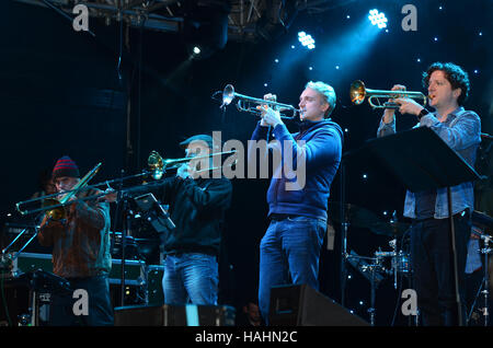 Hackney Colliery Band sind eine moderne Torsion auf der Brass Band Thema und spielte bei der Abschlussfeier der Olympischen Spiele 2012 in London Stockfoto