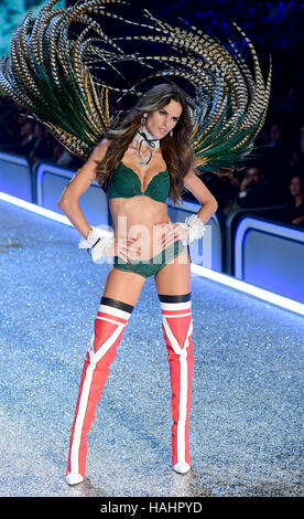 Alessandra Ambrosio bei der Victoria Secret Fashion Show, in The Grand Palais in Paris, Frankreich. Stockfoto