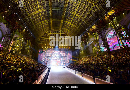 Einen Überblick über die Start-und Landebahn während der Victoria Secret Fashion Show, The Grand Palais in Paris, Frankreich statt. PRESSEVERBAND Foto. Bild Datum: Mittwoch, 30. November 2016. Bildnachweis sollte lauten: Ian West/PA Wire Stockfoto