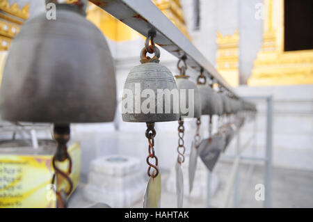 Glocken der Reinkarnation oder Samsara in einer Pagode in Thailand Stockfoto