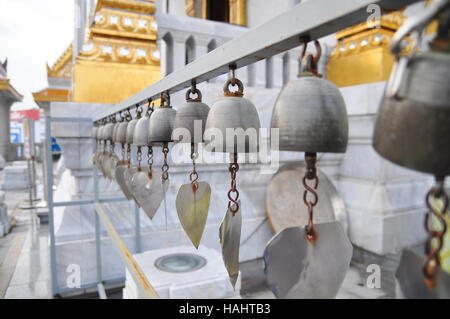 Glocken der Reinkarnation oder Samsara in einer Pagode in Thailand Stockfoto