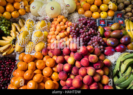 Eine bunte Früchte stehen in San Telmo Markt. Buenos Aires, Argentinien. Stockfoto