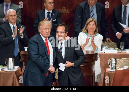 Donald Trump umarmt John Paulson zum Abschluss einer Rede. Stockfoto