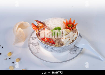 Krabbensuppe mit Vogelnest in chinesische Schüssel Stockfoto