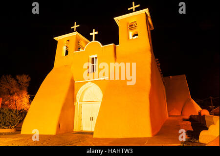 Nachtansicht des beleuchteten Kirche San Francisco de Asis in Taos, New Mexico Stockfoto