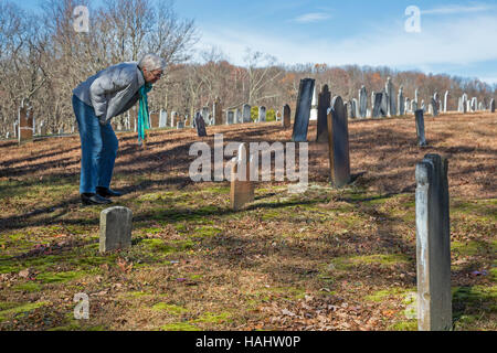 Berlin, Pennsylvania - ein Besucher sieht über Grabsteine auf dem Friedhof von Old Log Church. Die ersten Bestattungen waren im Jahre 1806. Stockfoto