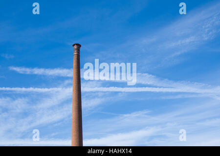 Alte hohe Schornstein Ziegel hergestellt. lange und dünne Wolken am Himmel Stockfoto