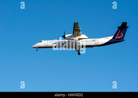 Brüssel Airlines Bombardier Dash 8 nähert sich Flughafen Birmingham, UK (G-ECOK) Stockfoto