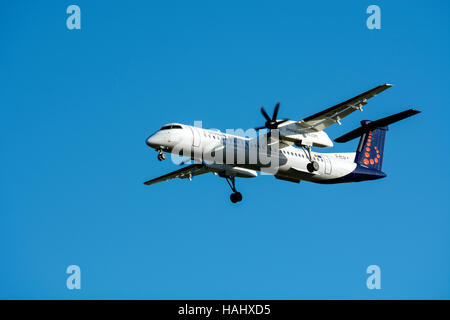 Brüssel Airlines Bombardier Dash 8 nähert sich Flughafen Birmingham, UK (G-ECOI) Stockfoto