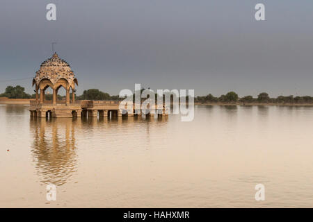 See in einem Sommer-Dämmerung. Jaisalmer, Rajasthan. Indien Stockfoto