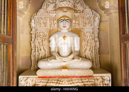 Magische Atmosphäre in Jain-Tempel. Jaisalmer, Rajasthan. Indien Stockfoto