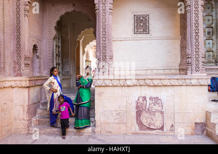 Frauen in der klassischen indischen kleiden sich in das Mehrangarh Fort. Jodhpur, Rajasthan. Indien Stockfoto