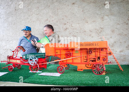 Modell im Maßstab von einer landwirtschaftlichen Maschine. Vigevano, Lombardei. Italien Stockfoto