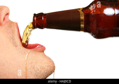 Bier wird in den Mund von Flasche gegossen wird Stockfoto