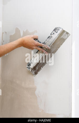 Arbeit ausrichtet - Hand mit Spachtel Stockfoto