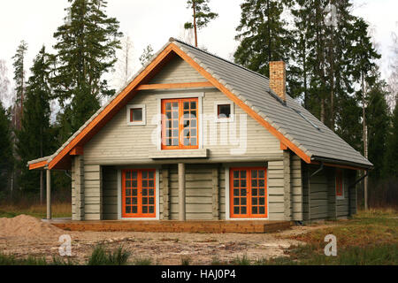 Log-Hütte im Wald Stockfoto