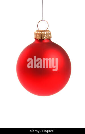 Rote Weihnachtskugel hängen auf weißem Hintergrund Stockfoto