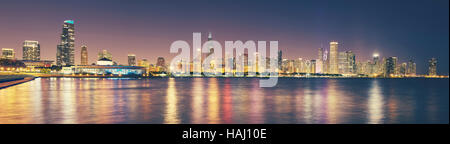 Retro getönten Panorama-Bild der Skyline von Chicago in der Nacht, USA. Stockfoto