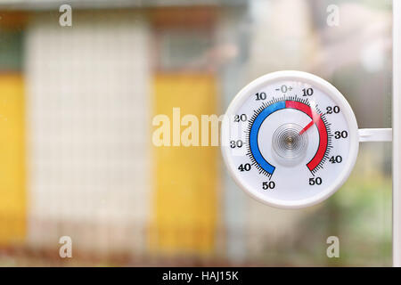 Außenthermometer hinter dem Fenster Stockfoto