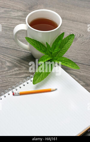 Notebook und eine Tasse Tee Stockfoto