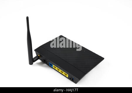 Gemeinsame schwarze wireless-Router isoliert auf weiss. Stockfoto