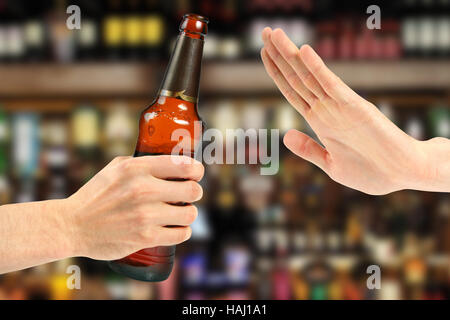 Hand eine Flasche Bier in der Bar lehnen Stockfoto