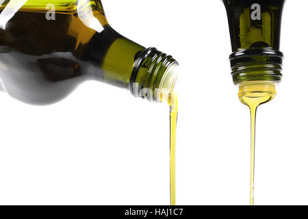 Olivenöl aus Glasflasche isoliert auf weiss gießen Stockfoto