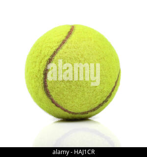 Tennisball isoliert auf weiss Stockfoto