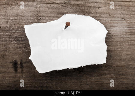 weißes Papier auf die Holzwand genagelt Stockfoto