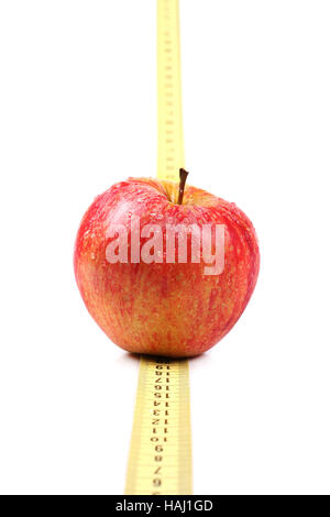 roter Apfel und Maßband isoliert auf weiss Stockfoto