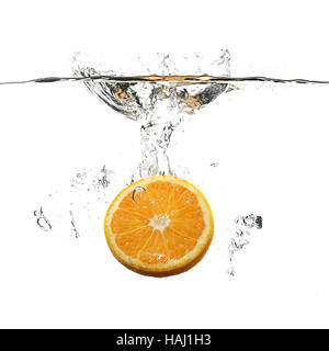 Orange mit Spritzwasser auf weiß Stockfoto