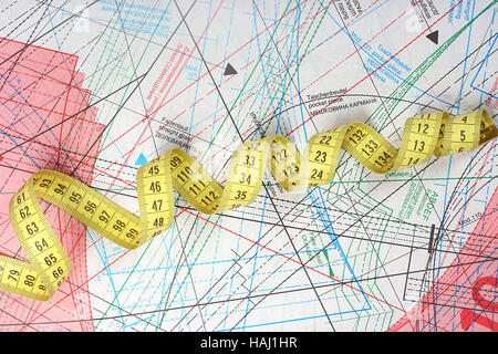 gelbe Schneider Maßband auf Muster der Kleidung Stockfoto