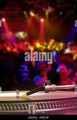DJ-Plattenspieler mit Vinyl-Schallplatte im Dance club Stockfoto