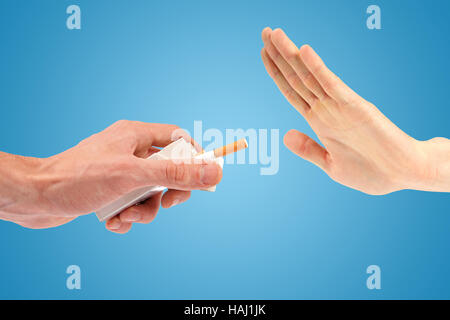 Hand nicht ablehnen, eine Zigarette bieten. isoliert auf blau Stockfoto