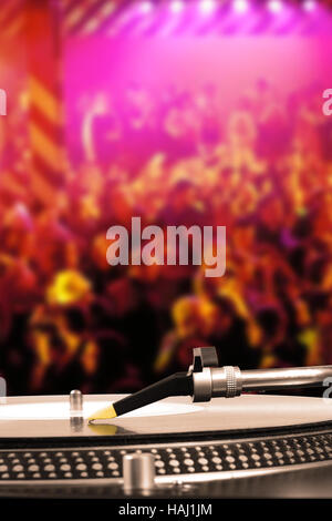 DJ-Plattenspieler mit Vinyl-Schallplatte im Dance club Stockfoto