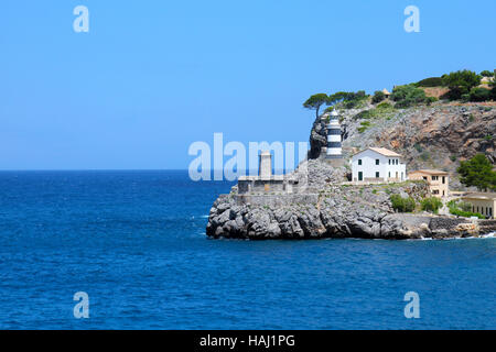 Leuchtturm auf dem Felsen in Port de Soller, Mallorca Stockfoto