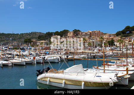 Puerto de Soller Hafen mit Booten in Balearen-Insel Mallorca Stockfoto