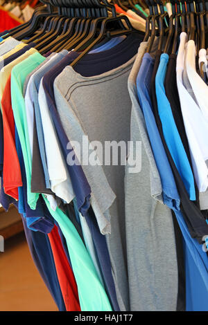 Bunte T-shirts auf dem Kleiderbügel im Kleider shop Stockfoto