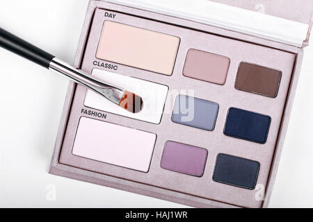 Palette mit Lidschatten und Make-up Pinsel Stockfoto
