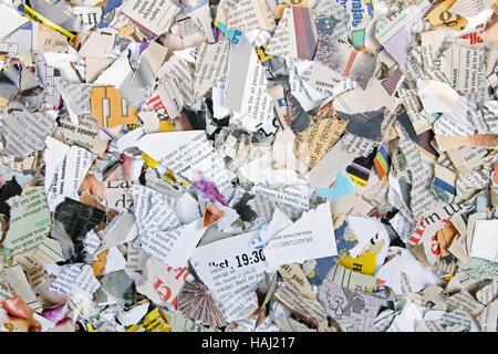 Hintergrund mit verschiedenen zerrissenen Zeitungen und Zeitschriften Stockfoto