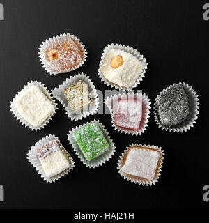 verschiedene Arten von bunten Bonbons Stockfoto